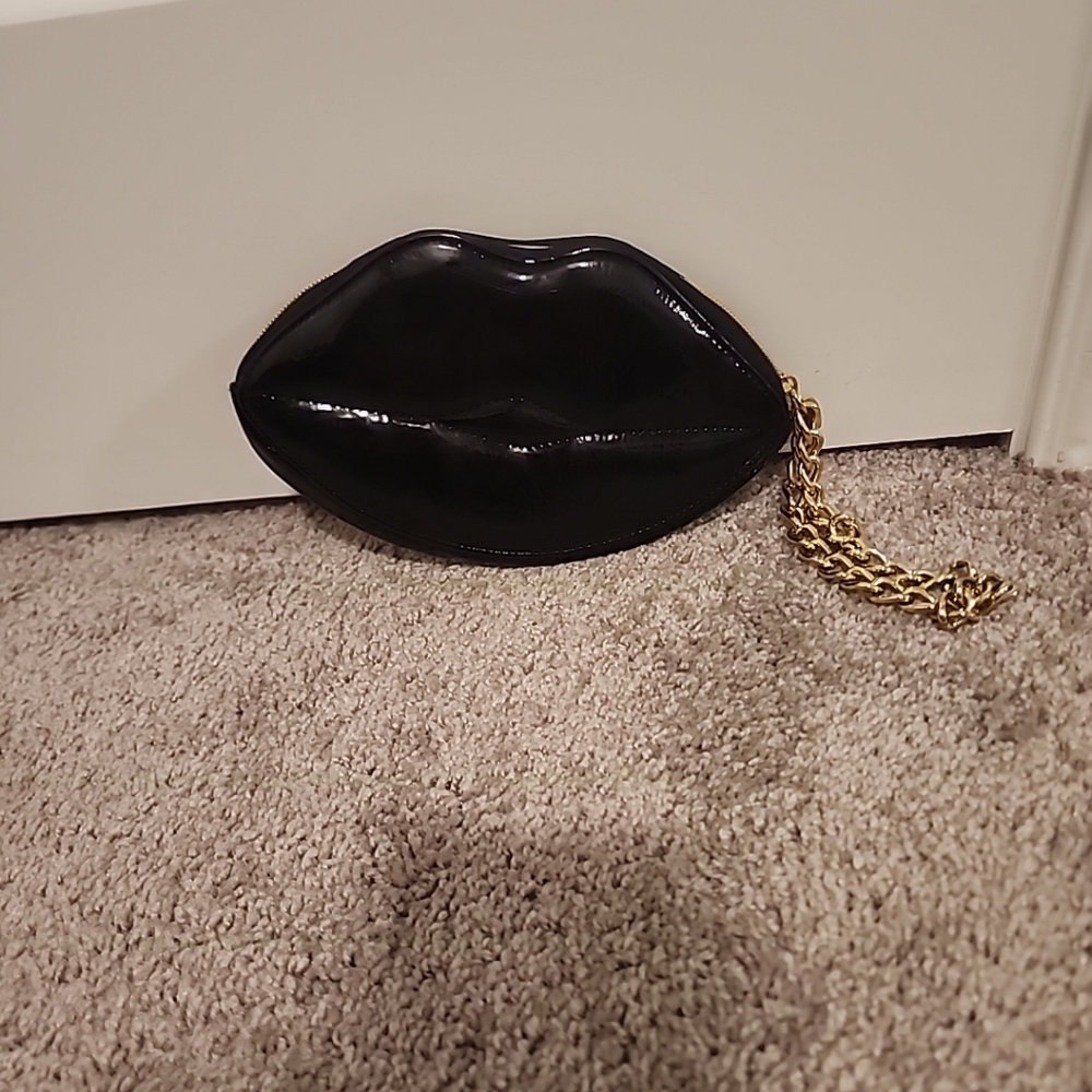 BETSEY JOHNSON Black Patent Leather Lips Wristlet Purse Gold Chain/Heart - Picture 2 of 3